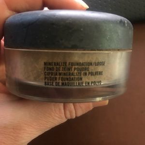 Mac mineralize loose foundation medium dark